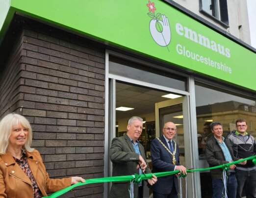 Mayor of Cheltenham cuts ribbon at new Cheltenham shop
